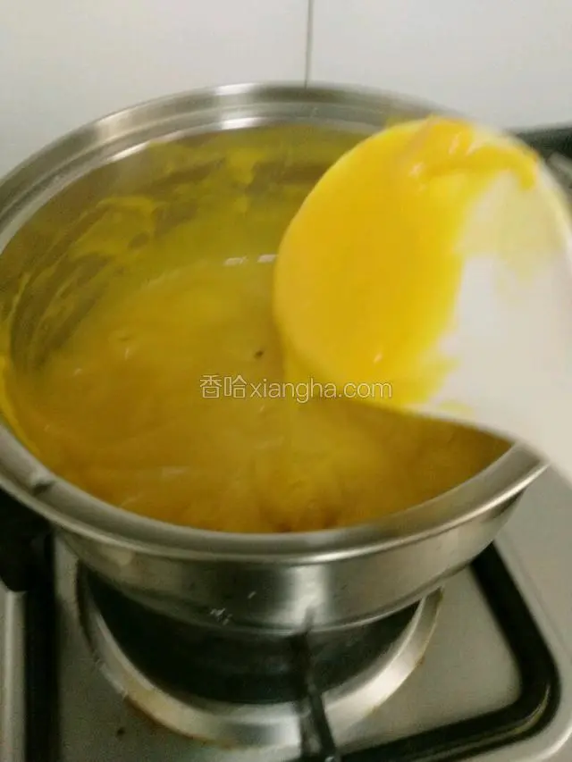 倒入不粘锅开小火，要不停搅拌，炒粘稠