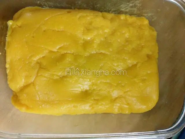 倒入玻璃盒子里，用刀把表面刮平，放凉