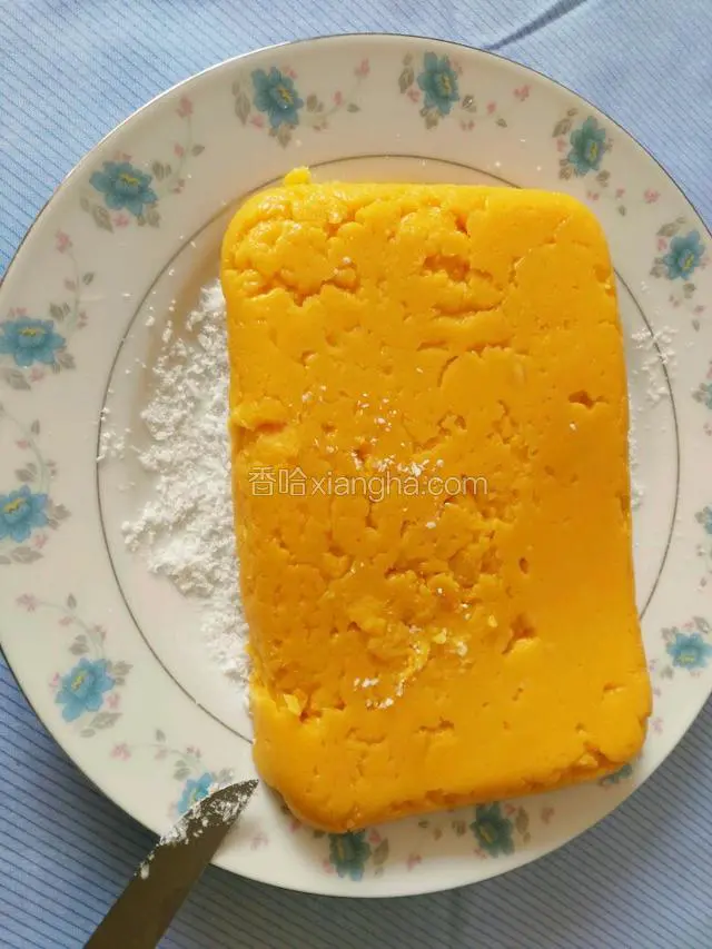 盘子里倒入椰蓉，脱膜，切块