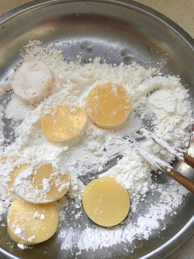 豆腐片在淀粉里滚一遍