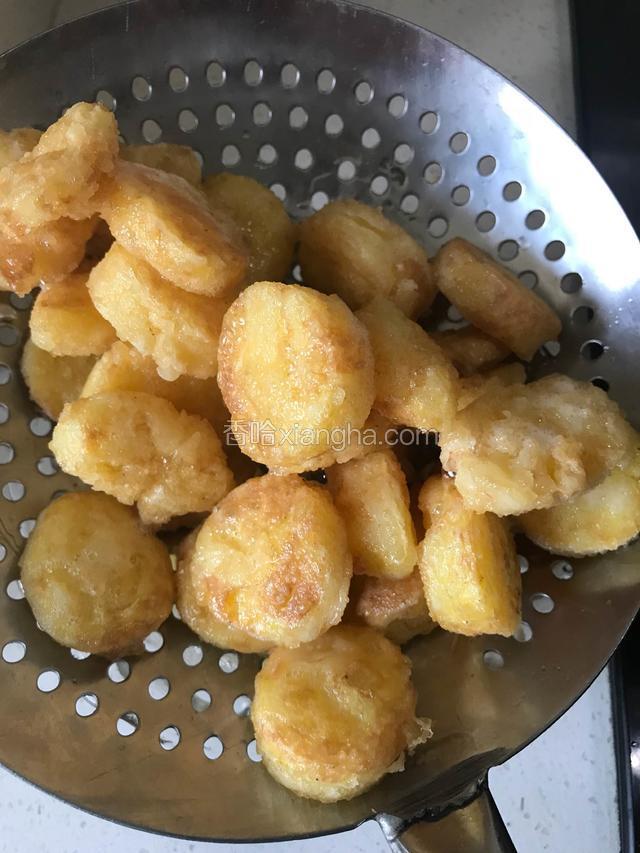 炸至两面金黄色捞出控油