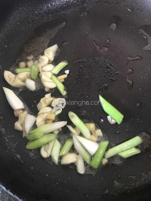 除辣椒外的材料热锅凉油爆香