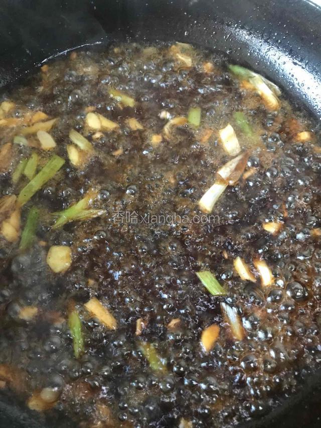 加入生抽，老抽，醋，糖，蕃茄酱搅匀烧开