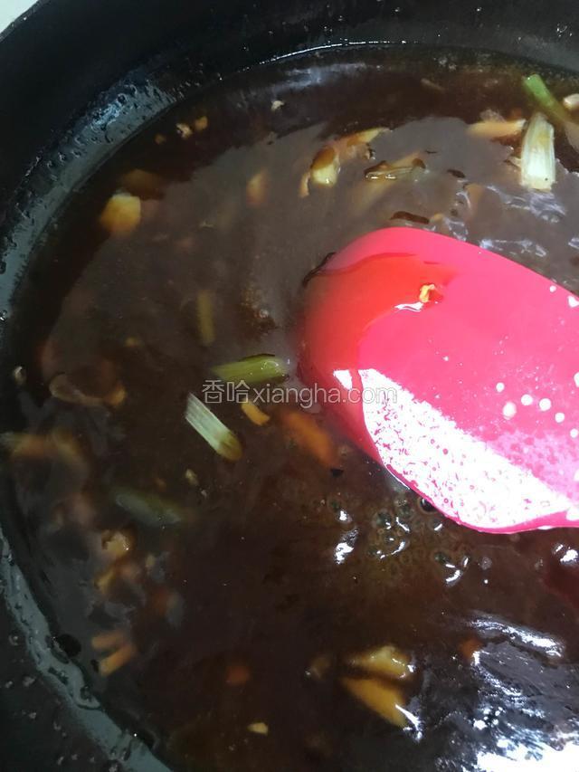 加入水淀粉勾芡，酱汁完成