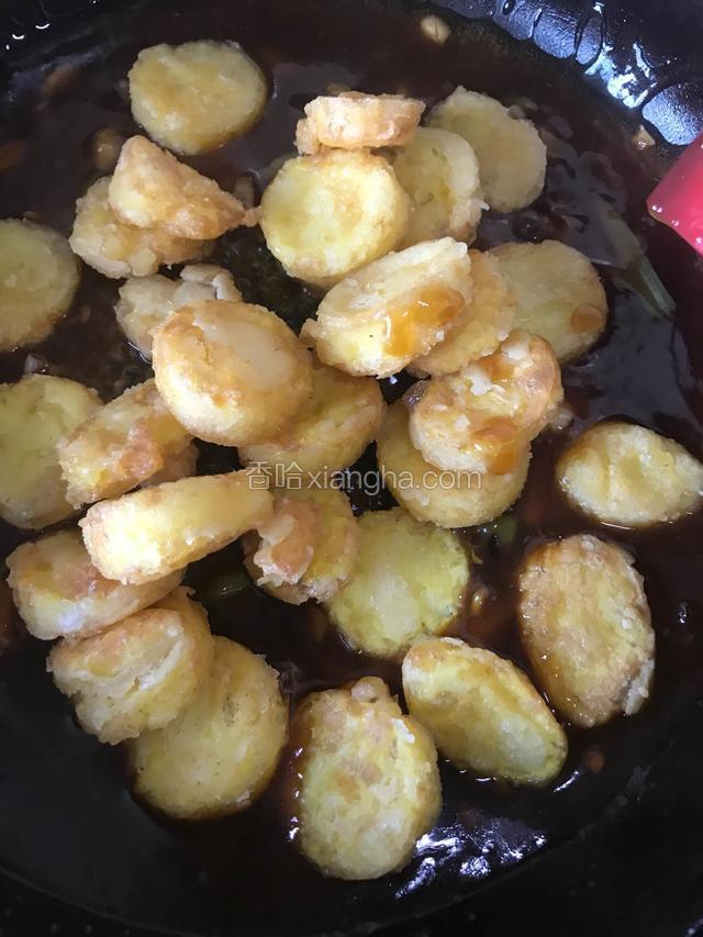 把炸好的豆腐放入酱汁中翻拌均匀