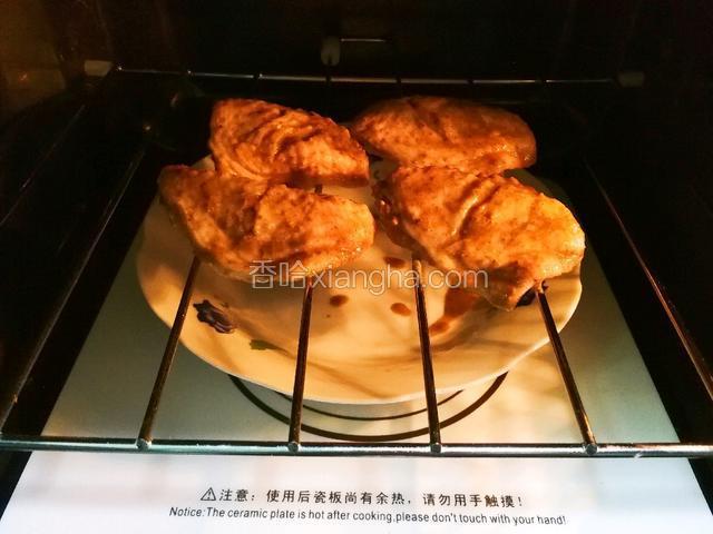 将鸡翅放入微波炉