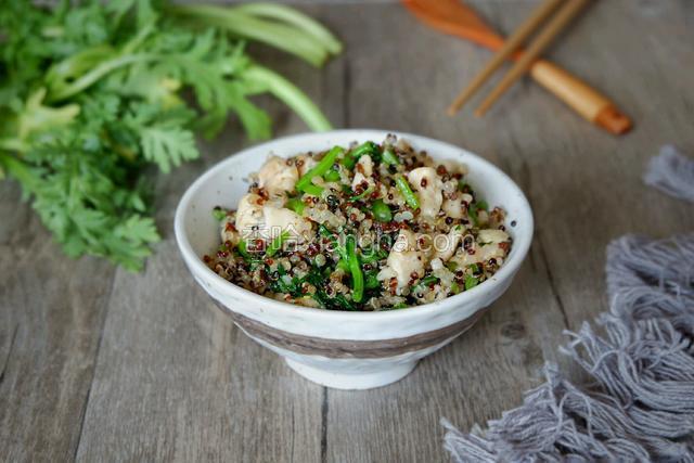 茼蒿鸡肉藜麦饭