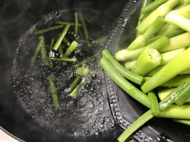 蒜苔洗净掐寸段，放入开水锅中煮沸腾