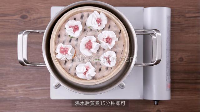 蒸笼中铺上油纸，放入水晶福袋。沸水后蒸煮15分钟即可