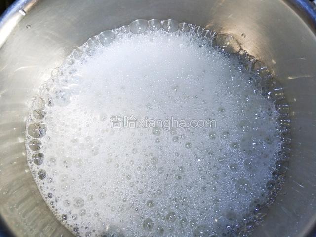蛋清中滴入白醋，用电动打蛋器低速打发至鱼眼泡泡加三分之一糖。