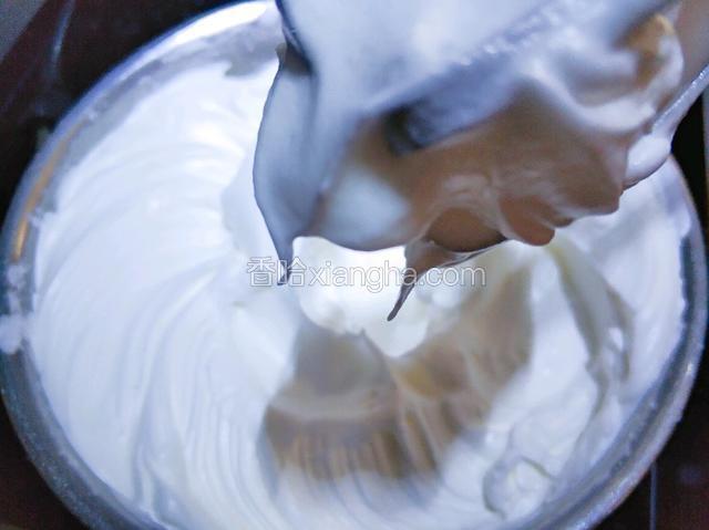 提起打蛋器，蛋白打发呈直立小尖角，为硬性发泡，这时蛋白很细腻有可塑性。