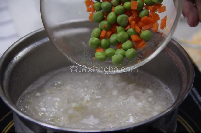 等到米粒开花后放入杂蔬煮沸