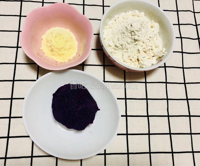 材料准备：普通面粉，紫薯半个，奶粉若干