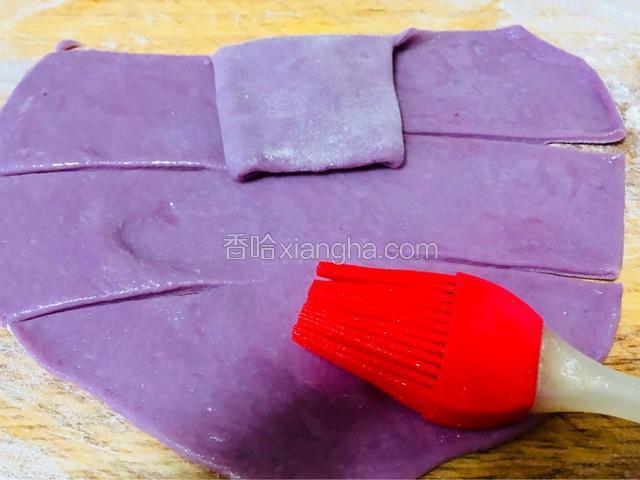 切成九宫格样，一片片叠好，再幹成薄片