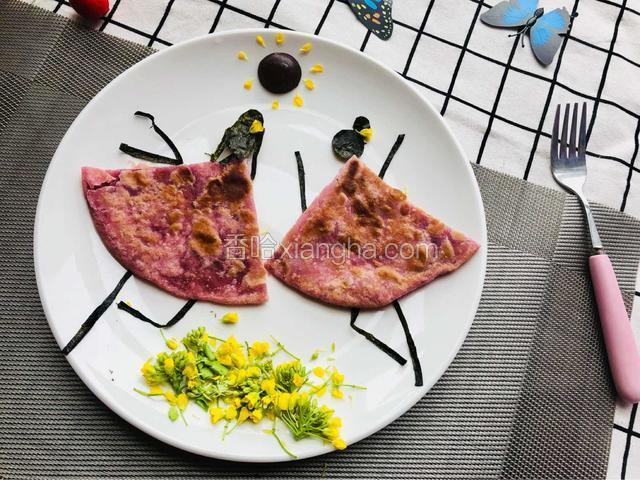 一个鲜花盛开的地方，舞者正在展示他的才艺
