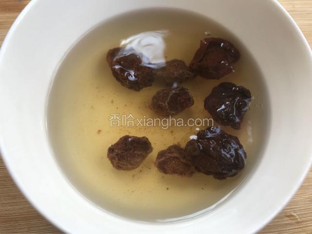 用半碗温水泡话梅备用。