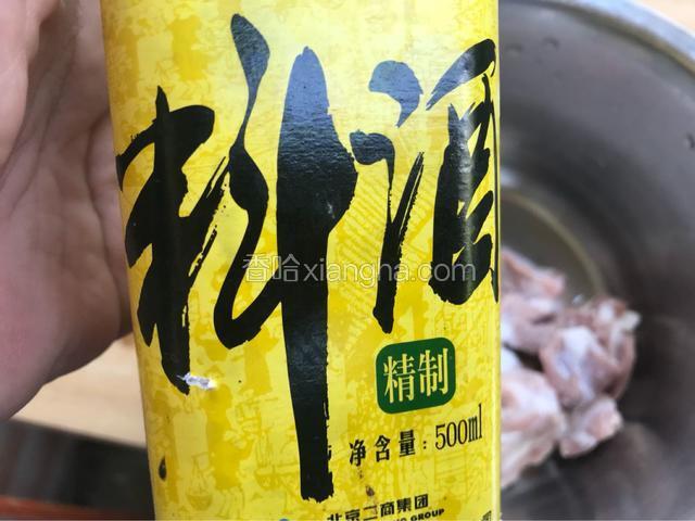 加料酒1勺。抓均匀腌15分钟。