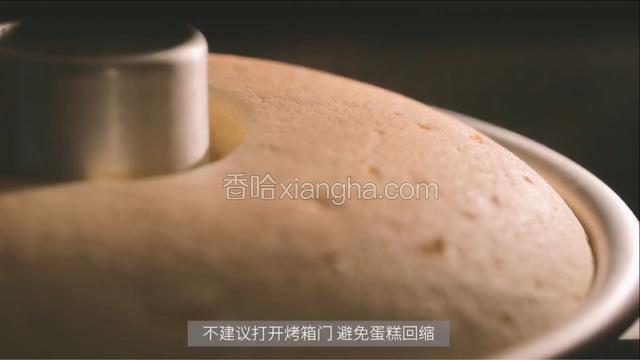 进预热好的烤箱，上下管温度调至160度烘烤40分钟