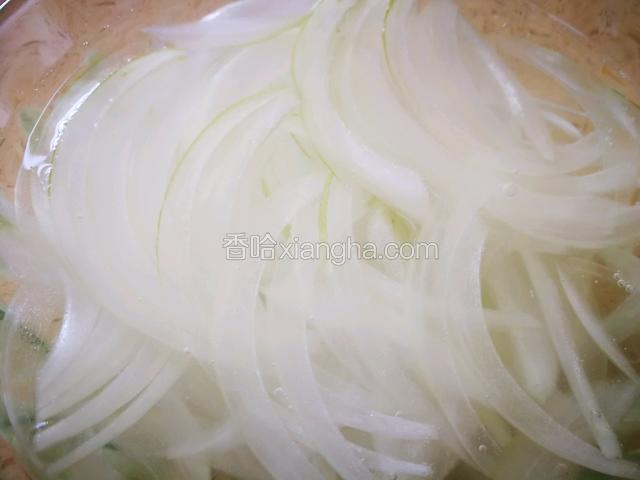 白洋葱切薄片泡冷水十分钟。