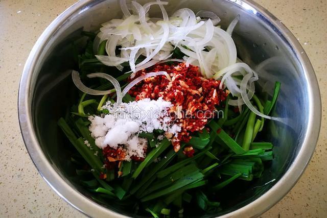 除芝麻以外的食材放入韭菜段，抓拌均匀。