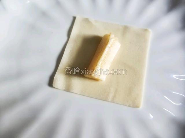 馄饨皮上放香蕉段。