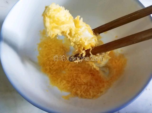 然后裹上面包糠。