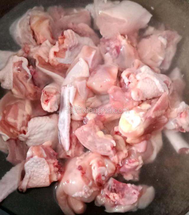 三黄鸡切小块洗净，控干水分，放料酒，白胡椒粉，葱段，姜片，生抽，盐，淀粉抓匀，腌制二十分钟