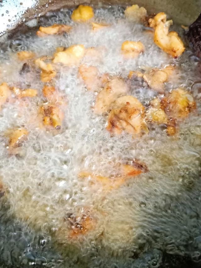 油温升高再次倒入鸡块复炸