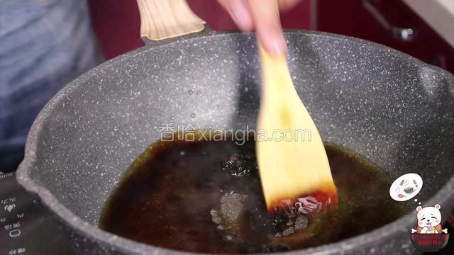 做照烧汁:30g料酒，15g生抽，5g蚝油，10g红糖，搅拌均匀加100g清水，煮3分钟左右