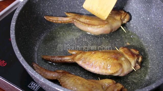 起锅，油温四成时放入鸡翅(看翅涨起来时用筷子或铲子轻压鸡翅，使其煎炸均匀)