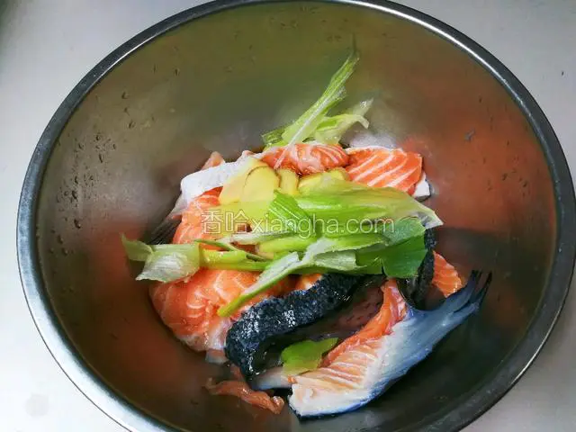 放入大葱抓匀腌制半小时