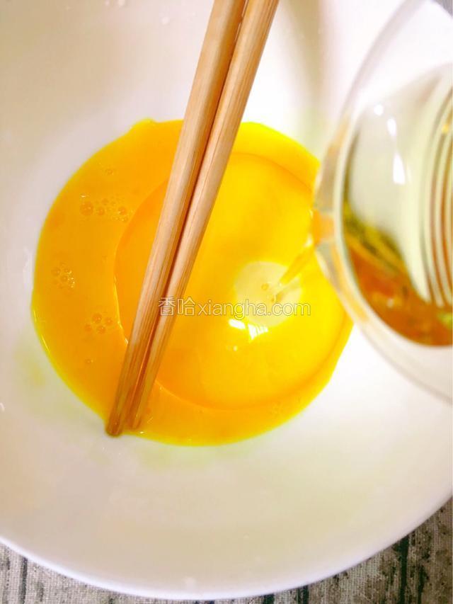 鸡蛋快速打散后倒入大点的容器中（鸡蛋液留少许最后刷表面用），倒入玉米油搅拌均匀
