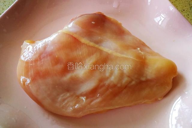 准备材料。
鸡胸肉洗净沥干水分。