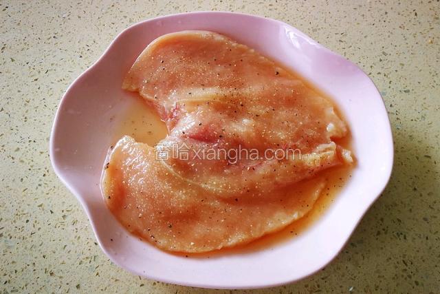 从中间片开装深盘（光滑面向下）。
撒两勺料酒、半茶勺盐、黑胡椒粉、生姜粉。