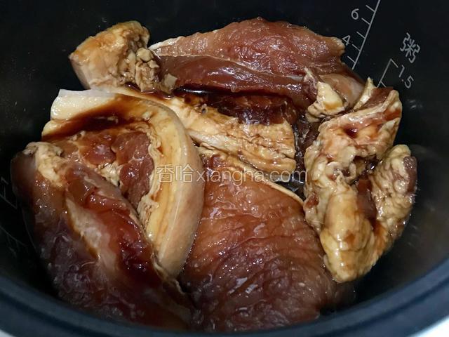 第二天中午把肉捞出，电饭煲按煮饭键预热放点油，把肉两面煎一下，倒入腌肉的酱汁(把蒜，姜去掉)，盖上盖子焖，中途翻一次面。