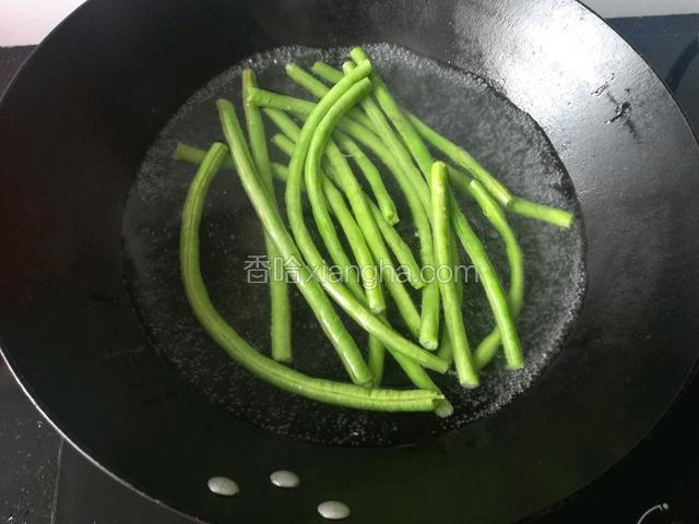 豆角下锅焯至变色捞出。