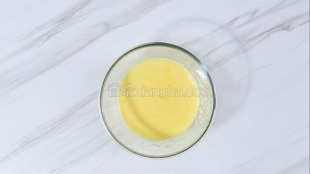 往蛋黄盆放入大豆油、牛奶以及30克细砂糖混合搅拌至细砂糖融化