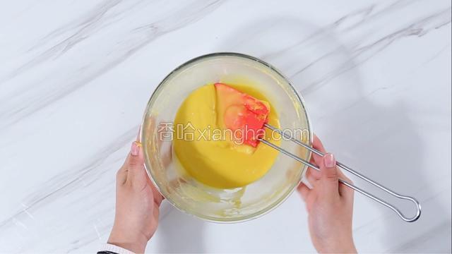 低筋面粉和玉米淀粉过筛加入蛋黄糊，搅拌均匀