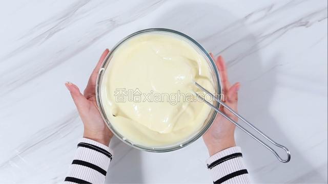 将翻拌均匀的面糊加入剩余的蛋白霜，翻拌均匀