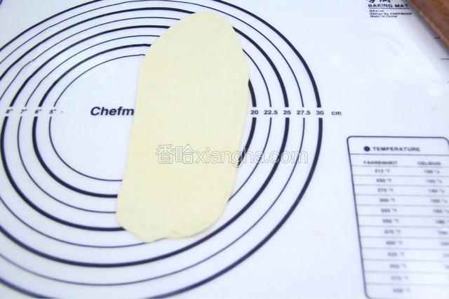 静置好的小面团排气，用擀面仗擀成长舌形