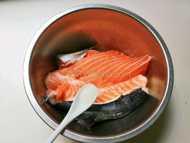 放入一小勺糖