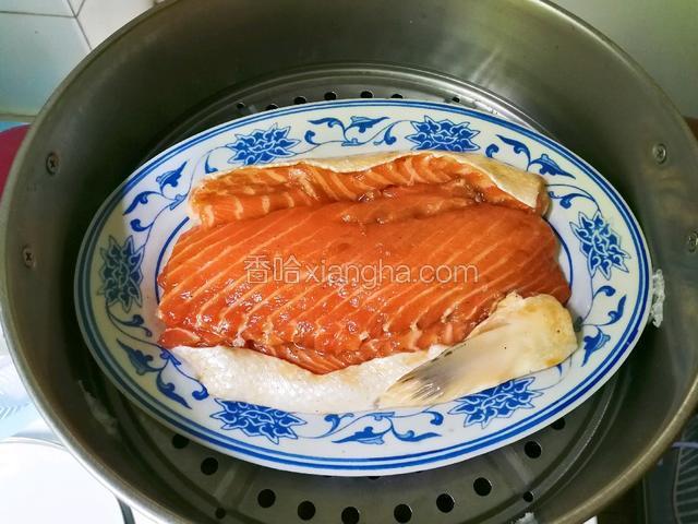 蒸锅水开放入三文骨蒸八分钟焖三分钟