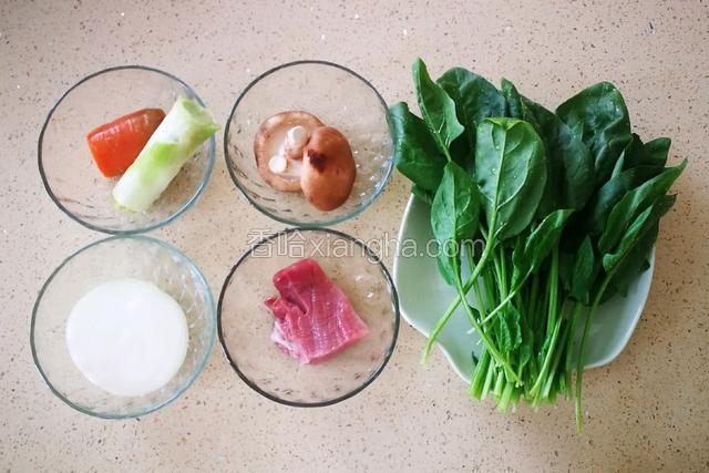 准备食材。
各种食材清洗干净。