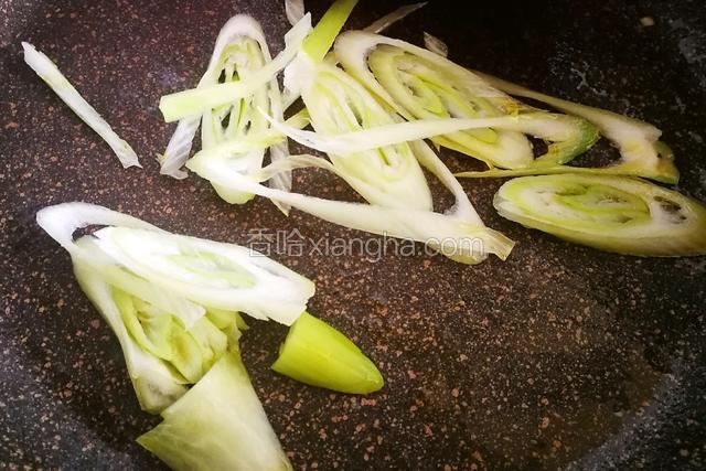 原锅加一勺油炒大葱，炒至断生盛出备用。