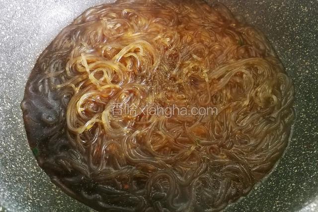 锅中加半碗水加入泡软的粉条，加半茶勺盐、两勺酱油跟一勺白糖、一点胡椒粉，中火煮五分钟左右。