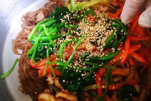 粉条温热倒入盆中，加入烹调好的食材。
加半茶勺盐，一勺芝麻，几滴香油。