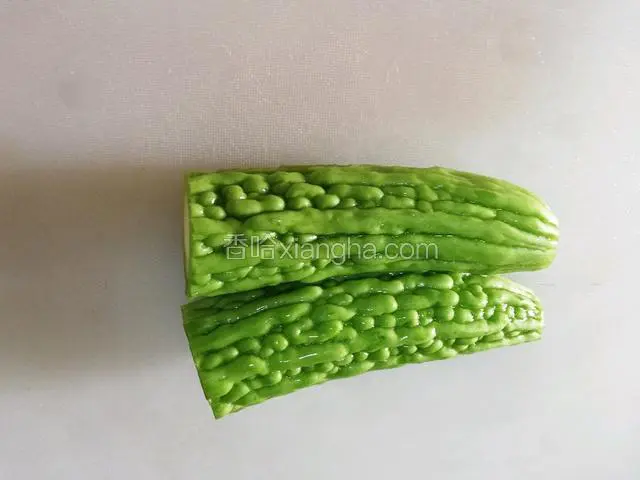 苦瓜洗净从中间切成两段。
