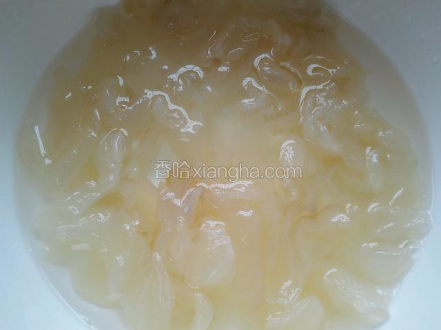 把海蜇头切成均匀的块再用温开水浸泡下
