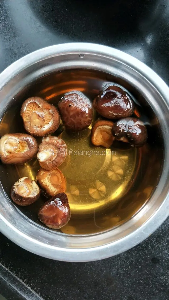 香菇提前泡好，切两半，香菇水不要倒掉