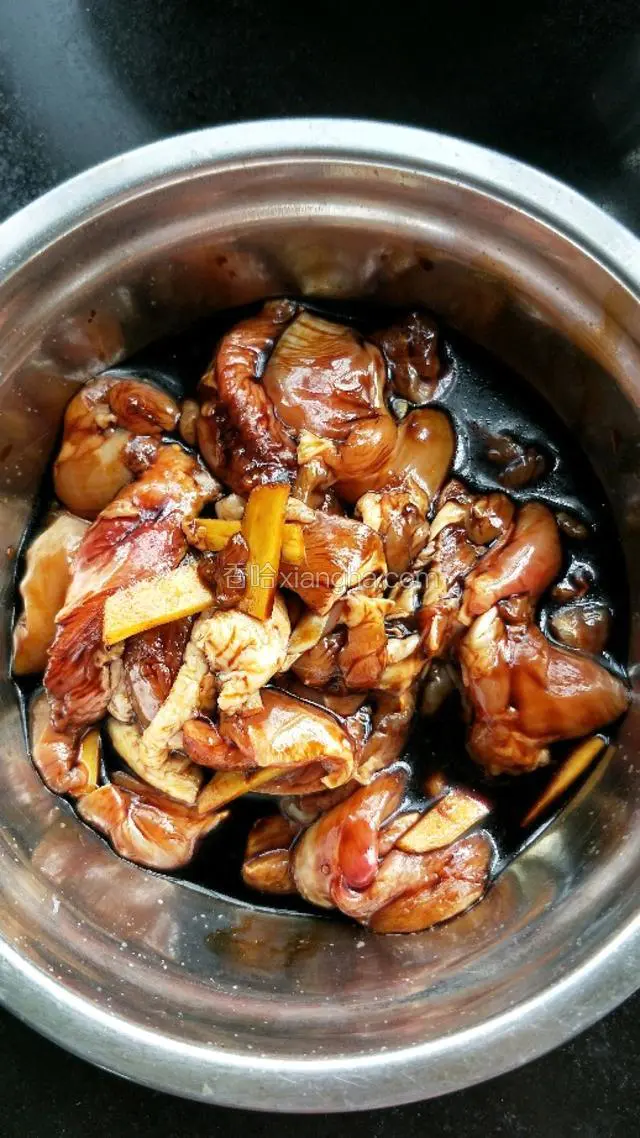 鸡腿肉加生抽和老抽继续腌10分钟